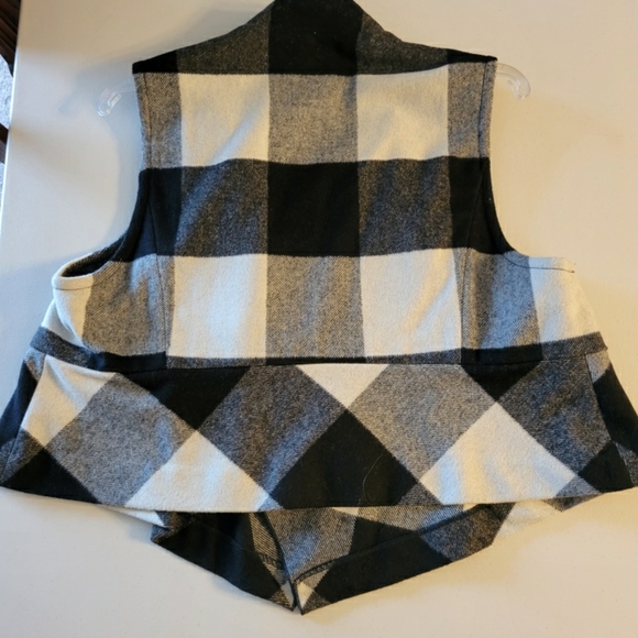 Like new Gap checkered vest in 2x - Picture 2 of 4